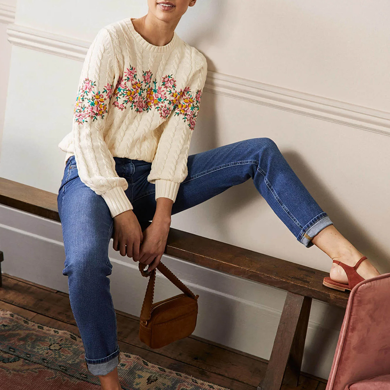 create your own custom embroidered dog sweater at hongfeng with personalized details and comfort.
